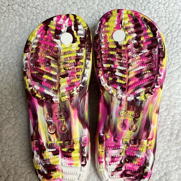 CROCS SIZE 8 Women’s or Size 6 Men’s~New with Tags 6 holes on each for Jibbitz - Picture 4 of 7